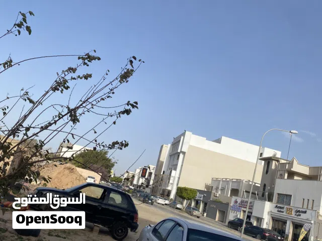 مخزن لليجار ف جنزور الشرقية بعد جزيرة المشتل يعتبر ع طريق