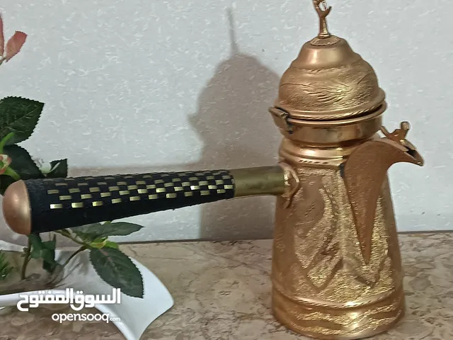دله من النحاس للون الذهبي مكفول لا يتغير اللون وارد السعوديه وطقم دلات صغير وكبير مع فنجانين نحاس
