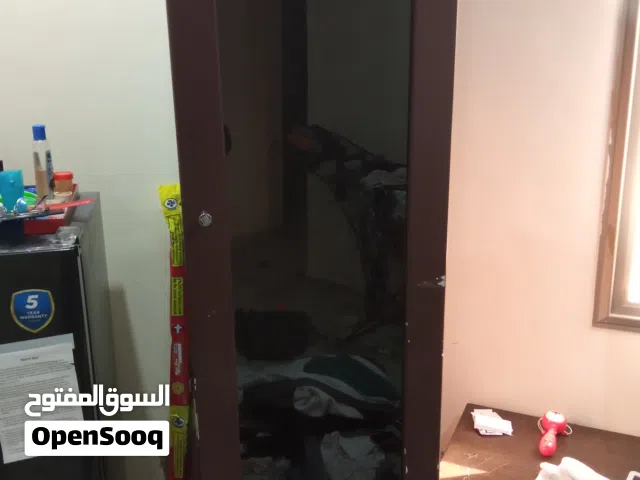 Wooden wardrobe خزانة ملابس خشبية للبيع بـ 8 دنانير كويتية