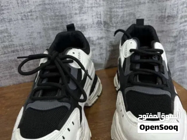 بوط لون اسود و ابيض جديد