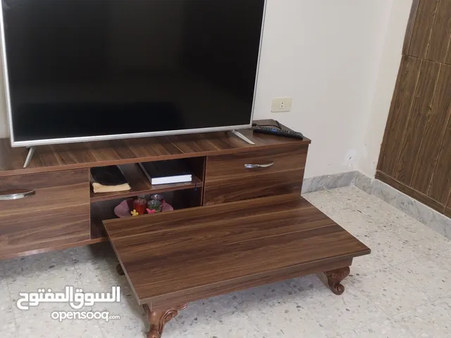 طاولة شاشة وطاولة جلسة بحالة ممتازة