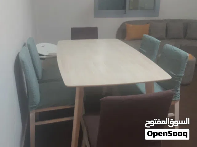 طاوله طعام خشبيه استخدام 3 اسابيع ولون الكراسي رمادي