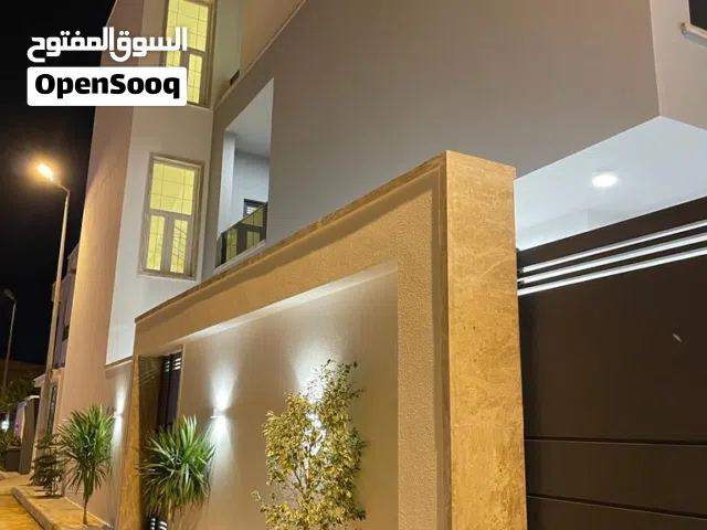فيلا دورين خليجي وشقة مفصوله - السبعة - قرب سوق القاضي - ملاحظة : تسع الفيلا لعائلتين