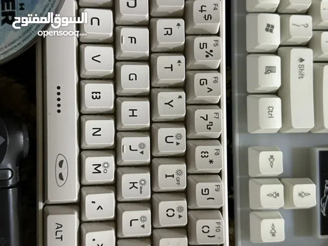 كيبورد + كيبورد صغير + جهاز + شريط تومب رايدر + شريط اسيتو كورسا بسعر خيالي