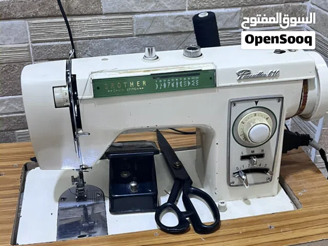 مكينة خياطه براذر شبه جديدة نضيفه تماماً وبيها اضاءة داخليه مابيها اي عطل مع لستاند