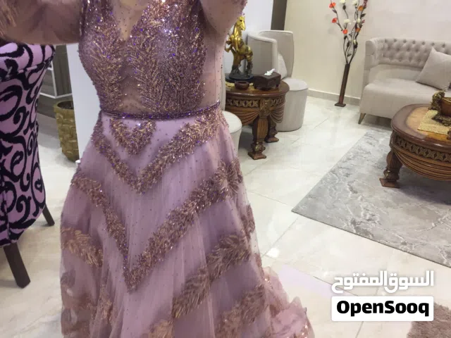بدلة خطوبة  فاخرة وجديده وغير مستعمله للبيع بسعر مغري جدا