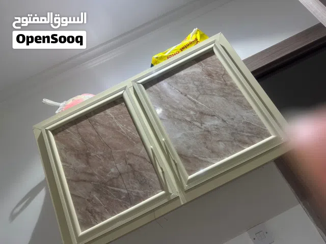 خزانتين على الحائط
