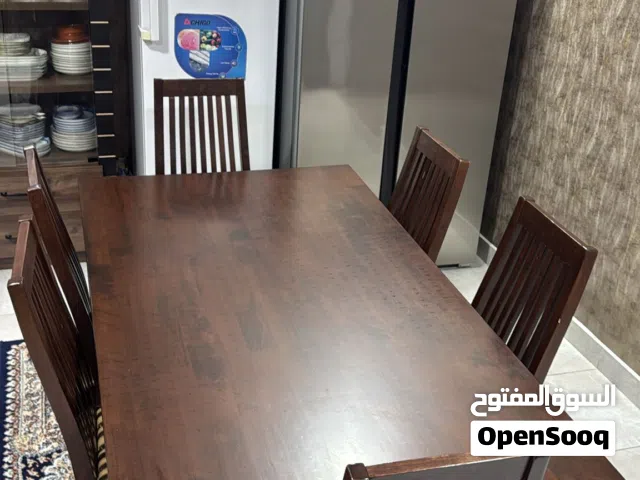 للبيع طاولة طعام مستخدمة تتسع الى 6 اشخاص