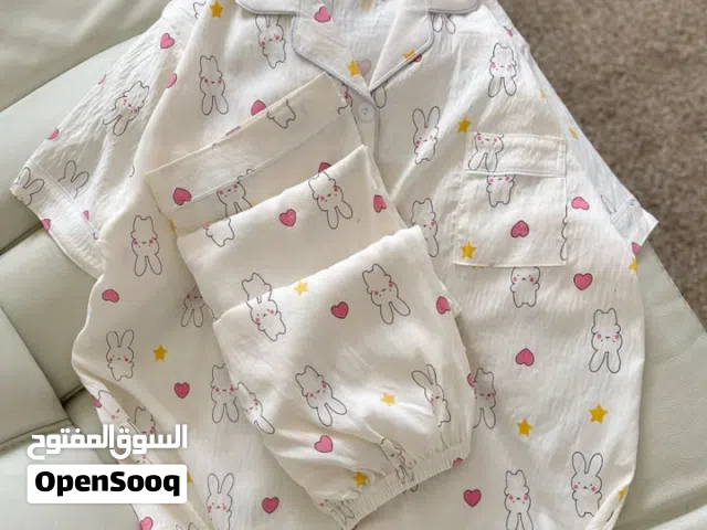 أعرض طقم بيجامة ناعم ومريح برسومات كرتونية لطيفة على شكل أرانب وقلوب، مثالي للنوم أو الاسترخاء في ال