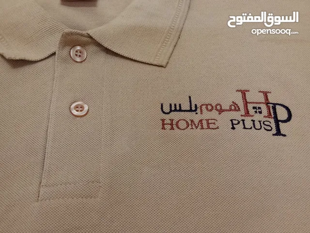 قمصان مع طباعة الشعار