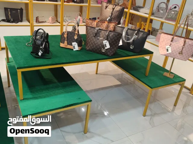 الستاندات (الأرفف) حديثة وأنيقة، ومصممة خصيصًا لعرض المنتجات في متجر أو بوتيك