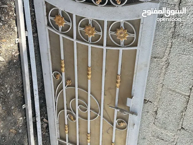 باب خارجي صغير