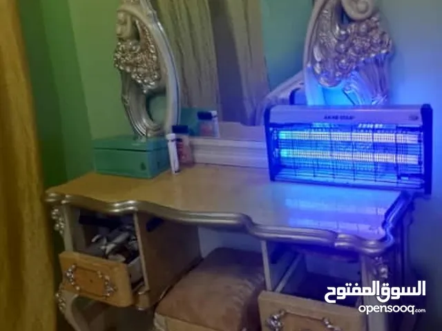 غرف نوم دمياط نضيفة *مستتتوردة* استعمال نضيفه تتكون من دولاب وتسريحةومقعد تسريحة وسرير