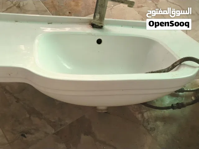 مغسلة مع ملحقاتها