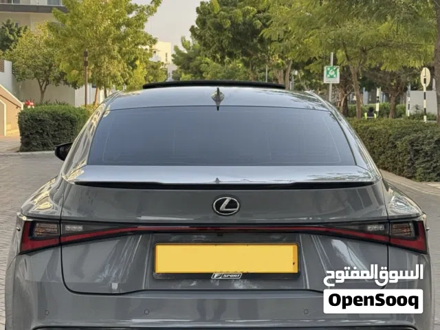 2022 لكزس IS Standard