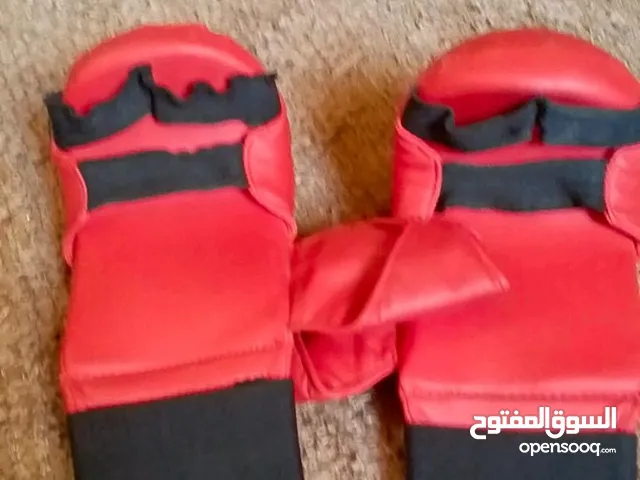 Kumite Gloves" أو قفازات القتال.