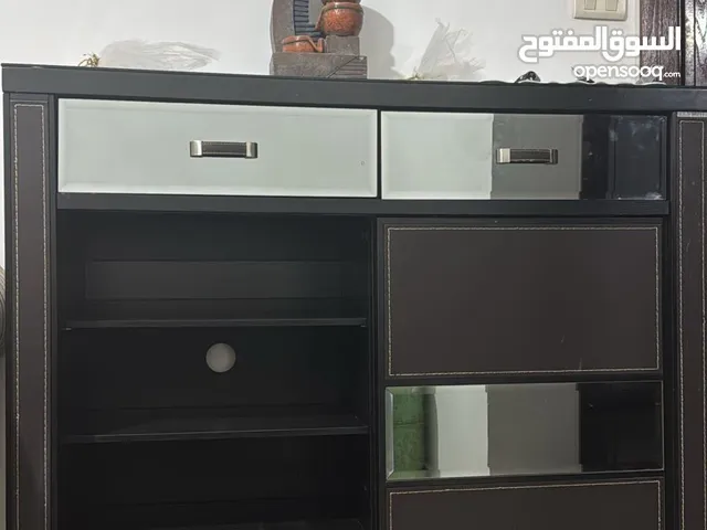 أغراض بيت كاملة للبيع طقم كنب بحالة ممتازة وطاولات وسط وكراسي حديد وطاولة بلاستيك وخزانة أحذية وطاول