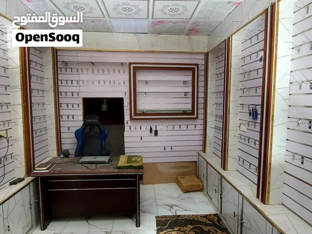 محل تلفونات جاهز بالكامل في قلب مأرب — شارع الروضة (خط رئيسي)
