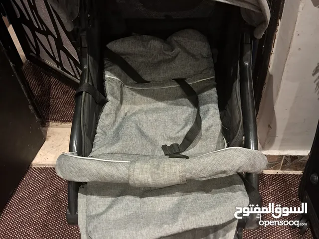 عربة اطفال لون اسود مع رمادي