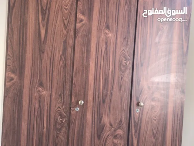 خزانة، تخت، شاشة