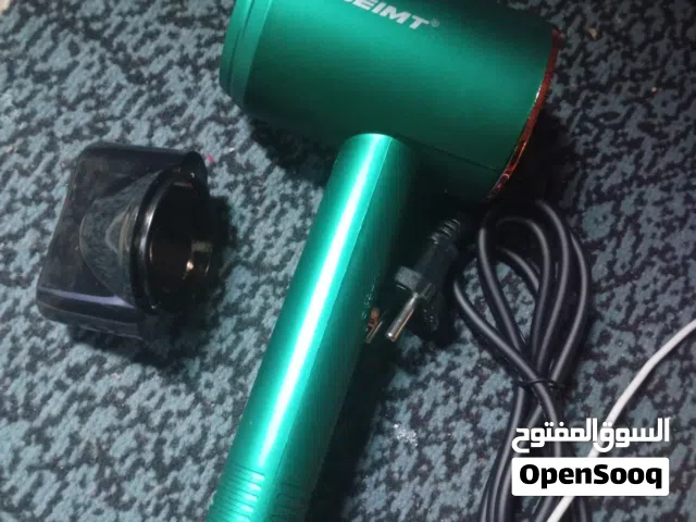 المميزات (باختصار): تنشيف سريع بسبب قوة الهواء فوهة تركيز للتصفيف (القطعة السوداء) خفيف وسهل الاستخد