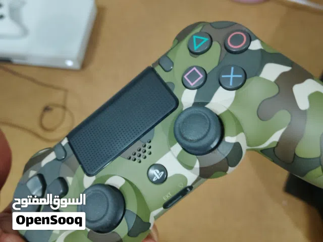 PlayStation 4 (DualShock 4).