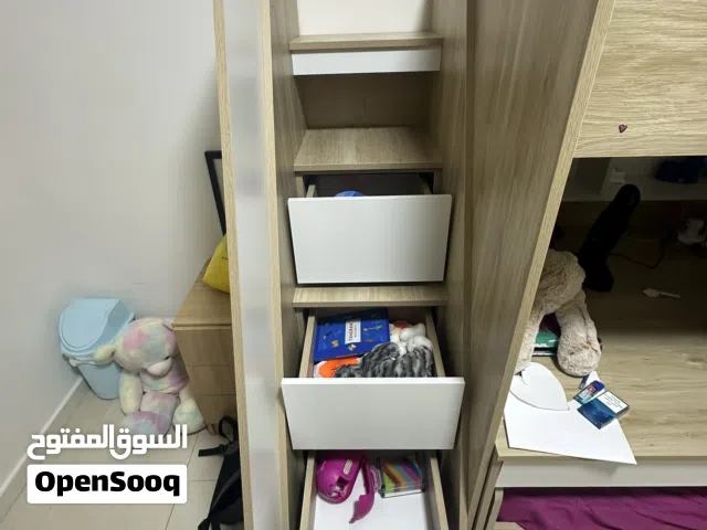 تخت طابقين مع مكتب للبيع