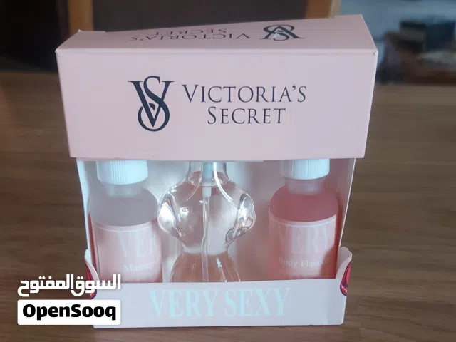 طقم 3 قطع victoria's secret عطر، زيت مساج، عطر للجسم 36 مل صناعة اميركا كاندي و فراولة