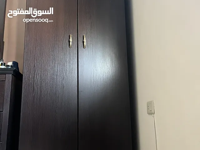 خزانة ملابس بحالة ممتازة