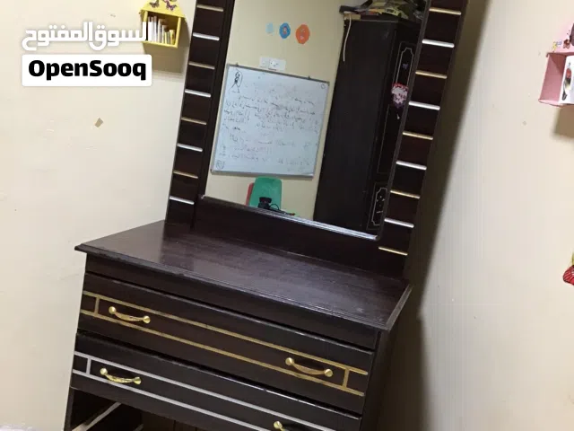 غرفة نوم مودرن بني داكن + خزانة تخزين متحركة