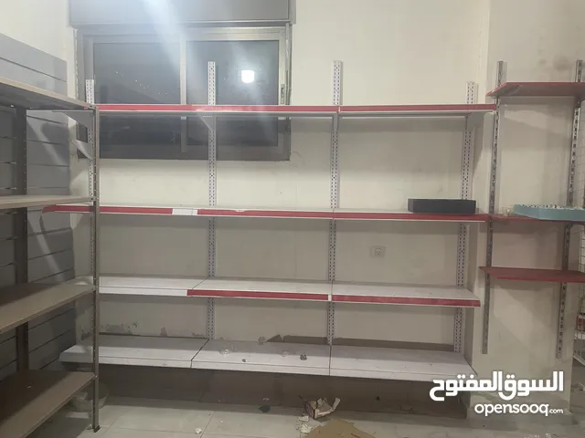 يوجد رفوف مستعملة لمحل تجاري للبيع