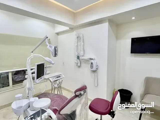 عيادة للبيع استلام فوري ومتشطبة بالكامل بالتكييفات في مركز طبي مترخص مستشفي تصلح جميع التخصصات
