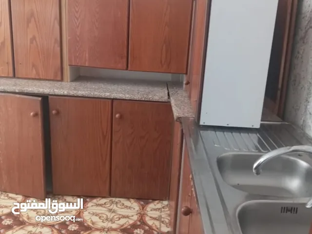 مطبخ خشب لاتيه 5م أرضي 5م تعليق مع الجرانيت والمجلى وبيت للثلاجه