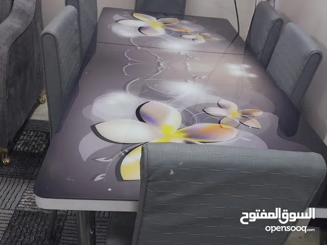 طاولة سفرة بحالة الوكالة بلإضافة إلى طقم كنب ومورس ارضي بحالة الوكالة الله يطرح البركة لصاحب النصيب