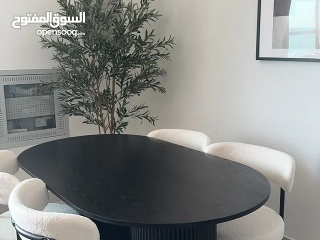 للبيع: طاولة مستخدمة بحالة شبه جديدة!