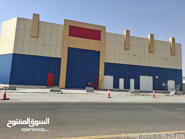 مستودعات للإيجار السنوي بأم القيوين مساحته 16الف قدم ساعة الكهرباء 160 KW مطلوب 45 درهم للقدم