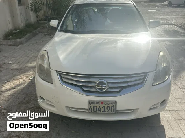 Nissan Altima 2012 Neat and clean  passing insurance 31.1.2027