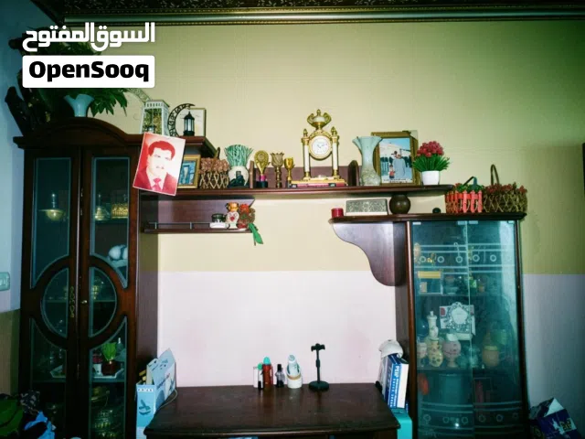 معرض كبير جداً يستخدم لوضع التلفاز عليه والاشياء ويكون من الاخشاب القويه