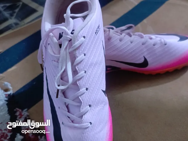 حذاء شتيكن ملعبوب بيه لعبه وحده يكرم العباس