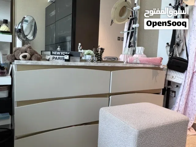 تسريحة و كرسيها للبيع