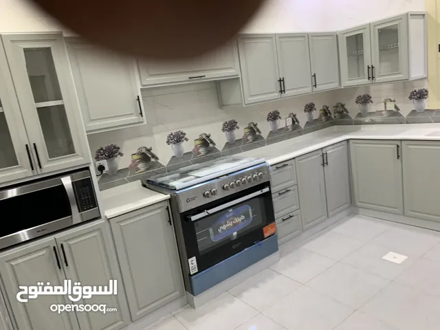 يوجد لدينا مطابخ الجاهزة 6 متر بحرف ال أنواع صاج او كلادن اوالتفصيل ع حسب الطلب بأقل الاسعار