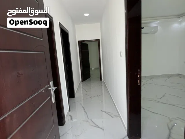 شقق اول ساكن غرفه وصاله اتنين حمام موزع ومطبخ منفصل للايجار السنوي  مدينه زايد بجوار مجلس العاصمه