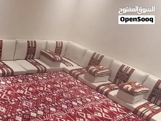تفصيل مجالس عربيه ارضيه وتنجيد كنب وتفصيل ستائر ومجالس عربيه