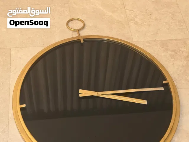 ساعة حائط ذهبية