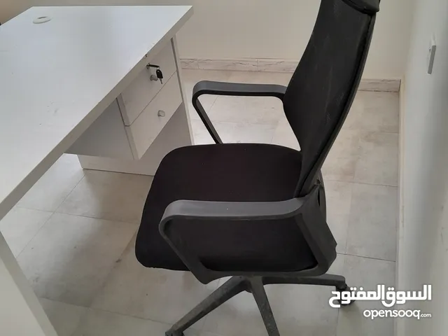 اثاث مكتبي مستعمل استعمال اقل من 6 شهور .