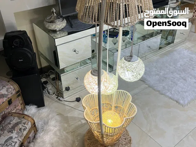 لمبيدرة ( اضاءة جميلة جدا 4 مصابيح) لون ابيض تعمل عالكهرياء (Very beautiful lighting, 4 bulbs) White