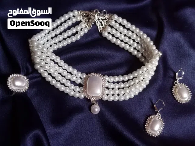 طقم لؤلؤ ابيض فضي فاخر لإطلالة ملكية متوفر حصرياً لدى لوكسيا للفن اليدوي