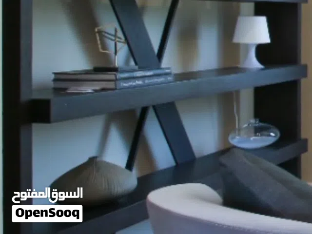 مكتبه لعرض التحف