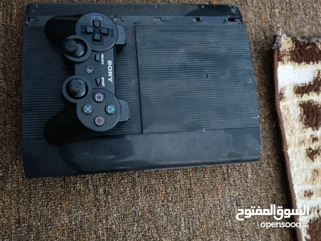 بلايستيشن 3 فيه ثلاته ألعاب حرب والعبتين كوره
