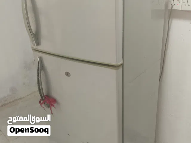 ثلاجه نضيفه للبيع شغاله